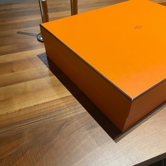 HERMÈS Wool Cashmere Avalon Blanket in Ecru and Blue - Picture 3 of 11